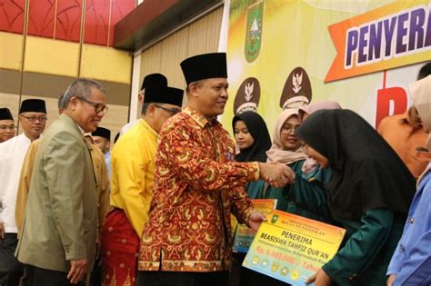 Penyerahan Simbolis Beasiswa Pemerintah Provinsi Riau Tahun 2019 Oleh