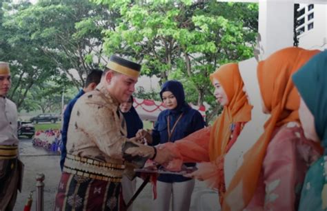 Hardiknas 2024 Pj Bupati Sinjai Serahkan Penghargaan Satya Lencana Ke