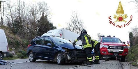 Incidente Stradale Fra Due Auto Gravemente Ferite Due Persone Ciavula