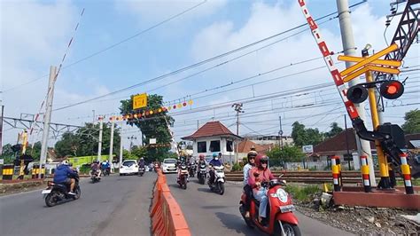 Double Trains Palang Pintu Perlintasan Kereta Api Jpl Pasar Nongko