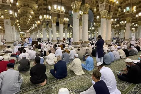 Arab Saudi Move On Dari Covid 19 Salat Di Masjid Nabawi Tak Lagi Jaga