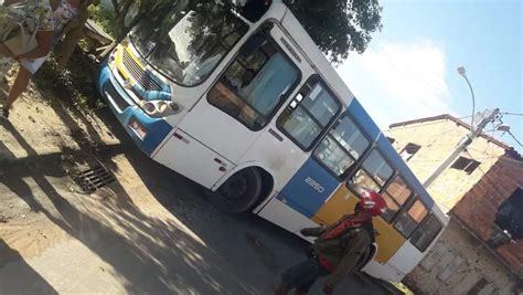 Ônibus sem freio desce ladeira e atinge poste em Alagoinhas