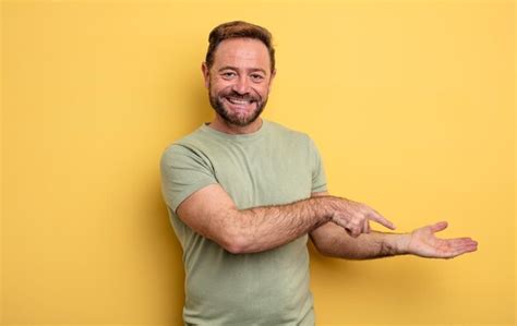 Homem Bonito De Meia Idade Sorrindo Se Sentindo Feliz Despreocupado E