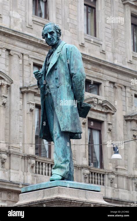 Monumento Alessandro Manzoni Fotografías E Imágenes De Alta Resolución