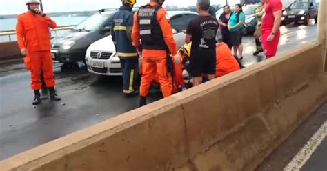 G Motociclista Fica Ferido Ap S Bater Em Mureta Da Ponte Jk Em