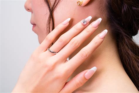 ガラスフレンチネイルのやり方を解説！セルフでやってみよう！ ネイルサロン I Nails【アイネイルズ】グループ