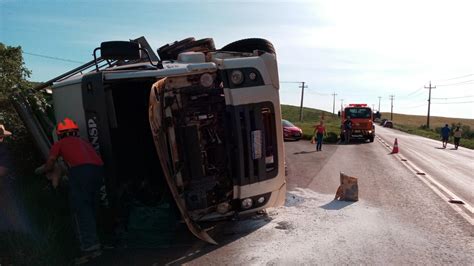 Carreta Carregada Frangos Tomba Na PR 281 Em Chopinzinho Grupo