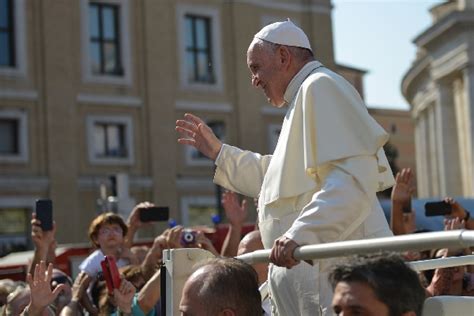 Papa Francisco Se Convierte En El Primer Pontífice Que Escribe Su Autobiografía