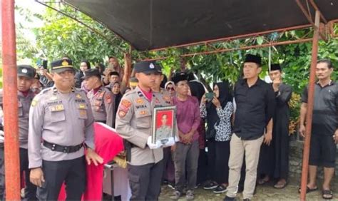 Mewakili Keluarga Pj Wali Kota Parepare Akbar Ali Menyerahkan Jenazah