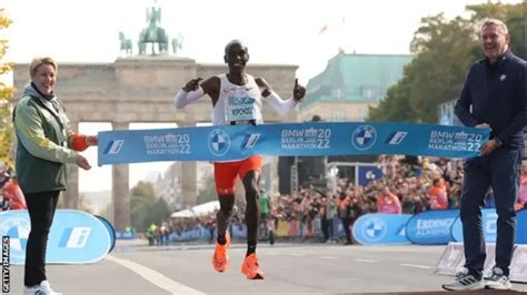 男子マラソンで世界新 キプチョゲ選手がベルリンで Bbcニュース