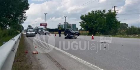 FOTO Motori del nga rruga përplaset me trafikndarësen në gjendje të