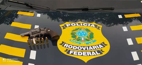 PRF apreende arma de fogo e recupera veículo apropriação indébita