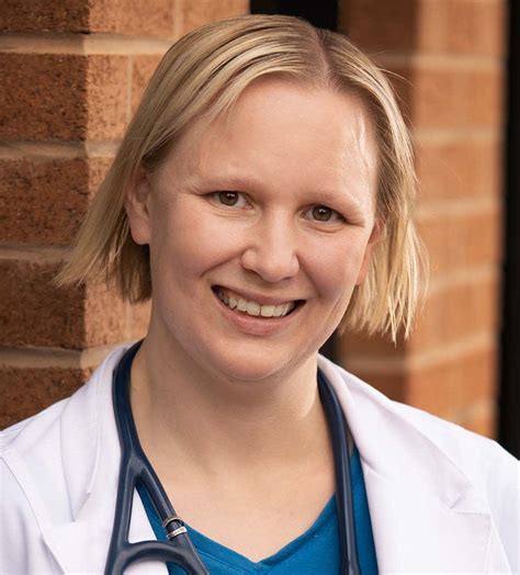 Meet Dr Sarah Mcmillan Vienna Veterinarian