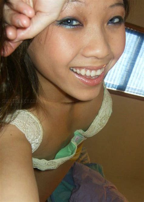 Accidental Nude ShesFreaky