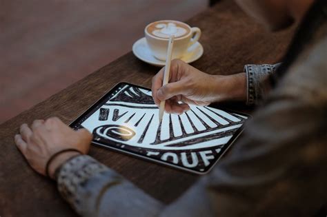 kenalan lebih jauh  abed azarya karyanya mencuri hati brand