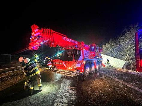 Unfall auf der A5 und Wintereinbruch fordern Rettungskräfte im Kreis