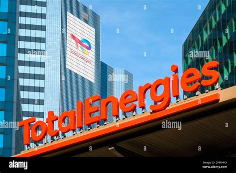 Signe D Une Station Service TotalEnergies Avec La Tour Coupole En