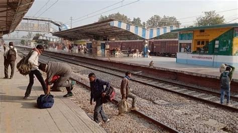 जान जोखिम में डालकर लोग कर रहे रेलवे ट्रैक पार People Crossing The