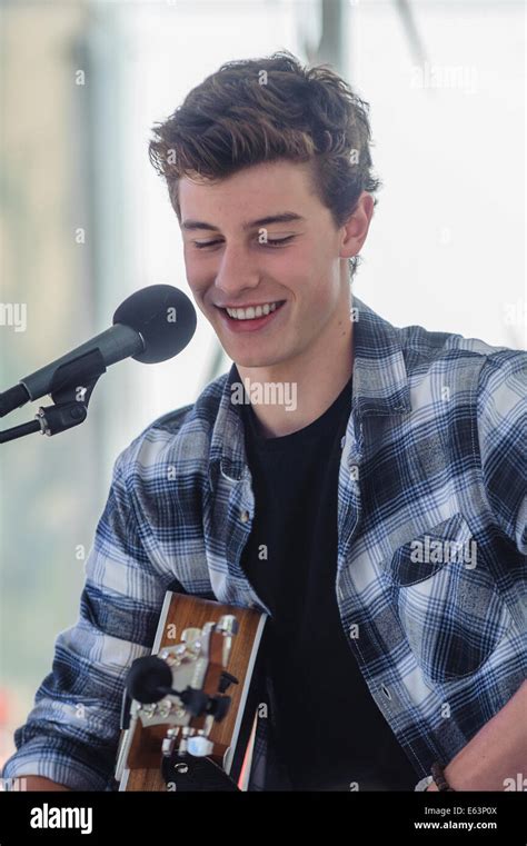 Shawn Mendes Hi Res Stock Photography And Images Alamy