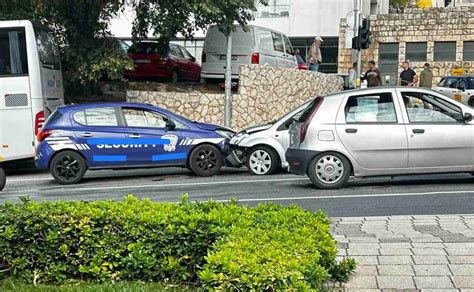 Prometna Nesre A Oprez Frontalni Sudar Na Ilijinoj Glavici Foto