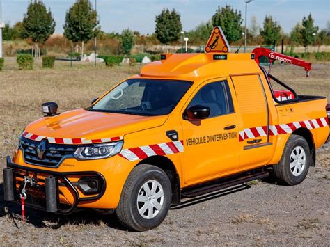 Ambulance Pompiers Le Renault Alaskan Porte L Uniforme De Tous Les