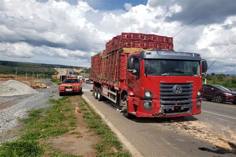 Caminhão desgovernado bate em seis carros e deixa cinco feridos no DF