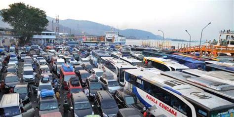 Macet Parah Antrean Kendaraan Pelabuhan Gilimanuk Mengular Km