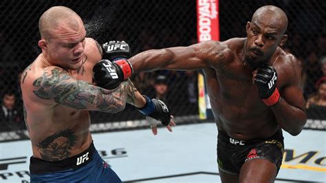 Jon Jones Easily Defeats Anthony Smith At Ufc 235 Yahoo Sports