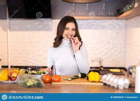 Feliz Hermosa Joven Disfrutando De La Cocina En La Cocina Concepto De