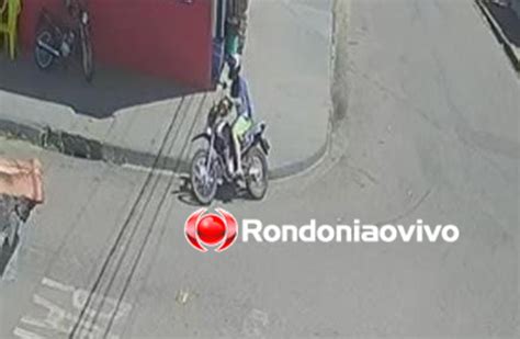 VÍDEO Criminosos furtam motocicleta na frente de residência na zona