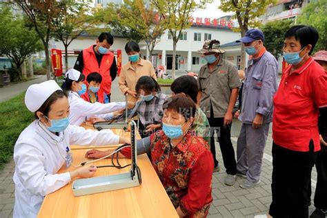 江苏连云港：情暖重阳节 义诊送健康 人民图片网