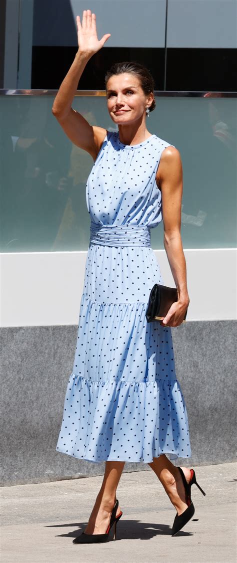 La Reina Letizia Y Su Delicioso Vestido Azul De Lunares En El Desfile