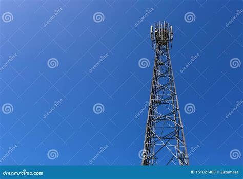 Torre O Palo Con Microonda Antenas De Radio Del Panel Unidades De