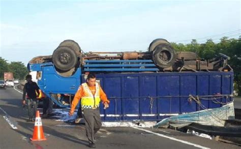 Truk Muatan Kertas Terguling Di Tol Jakarta Arah Merak Wartakotalive