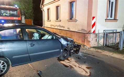 20 Jähriger kracht mit Auto frontal in Hauswand in Oberfranken