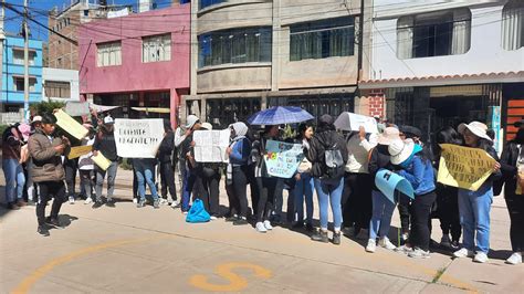 Con Protesta En Exteriores De La DREP Estudiantes Del Instituto De