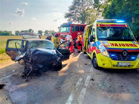 Wypadek W Branicy Roztrzaskane Auto I Jedna Poszkodowana Osoba