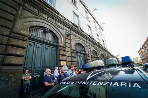 Napoli Ritrovato Morto Un Uomo Di Anni In Cella Nel Carcere Di