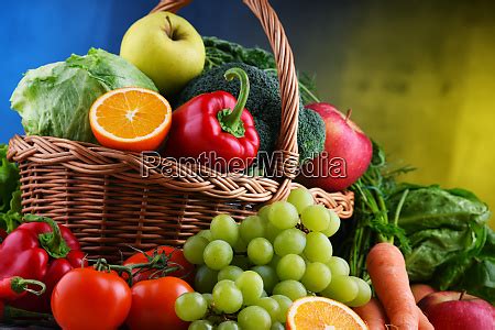 Frutas Y Verduras Org Nicas Frescas En La Cesta De Stockphoto