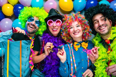 Karneval Party Lachende Freunde In Bunten Kost Men Feiern Karneval