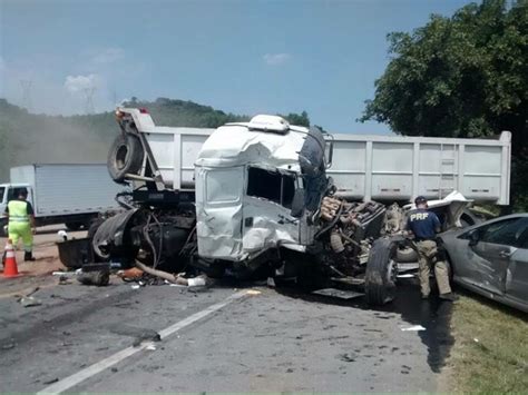 G1 Acidente Entre Carretas Caminhão E Carro Deixa Feridos Em Silva