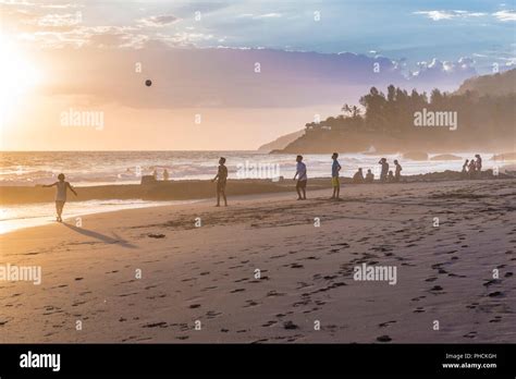 Una Vista Típica En El Zonte En El Salvador Fotografía De Stock Alamy