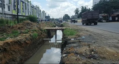 Diguyur Hujan Proyek Drainase Kemenpupr Mangkrak Di Rohil Bikin Banjir