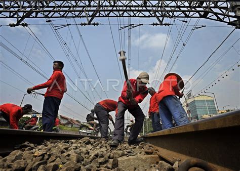 Perbaikan Jalur Kereta Antara Foto