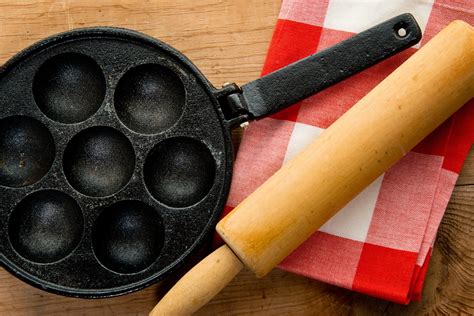 How To Use An Egg Poacher Pan