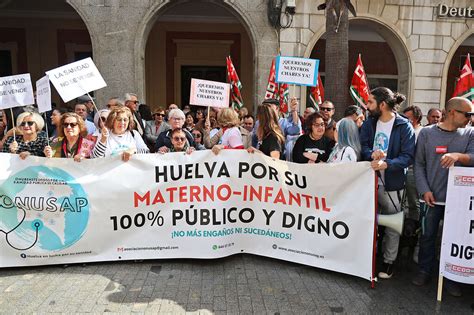 Imágenes de la concentración de la Marea Blanca de Huelva por la