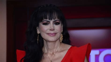 El Ce Ido Vestido Dorado Con El Que Maribel Guardia Presume Su Cuerpo Y