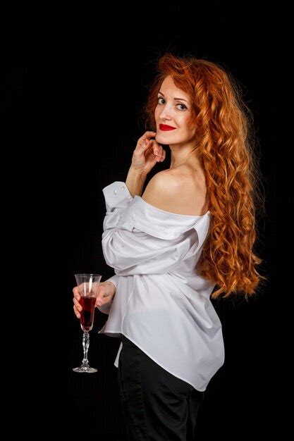 Hermosa Chica Con El Pelo Rojo En Una Camisa Blanca Y Un Sombrero Sobre