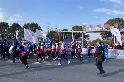 红十字志愿者激情参与迎新年长跑和保障 东台市红十字会