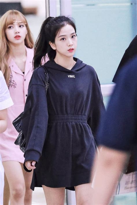 Pin Oleh Lulamulala Di Blackpink Jisoo Gaya Model Pakaian Gaya Model